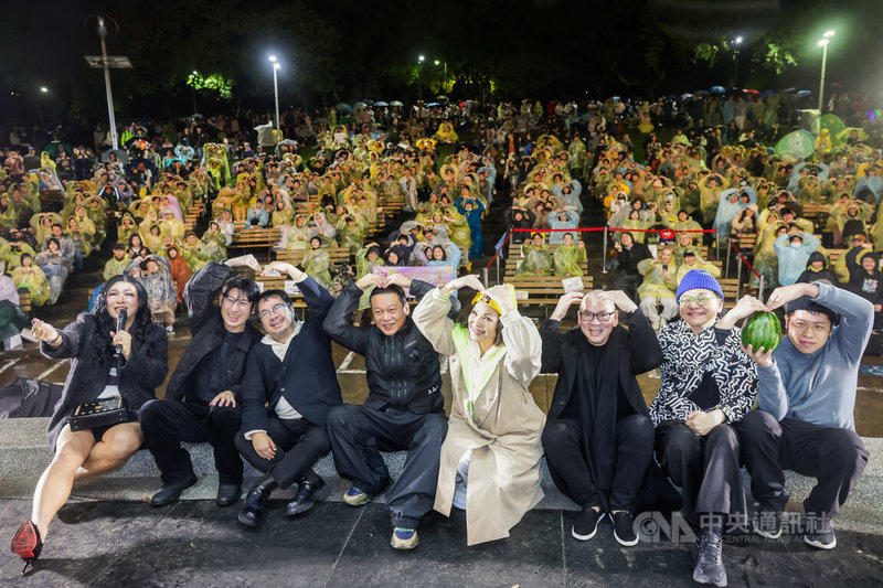 第3年舉辦的「在大安森林公園一邊哭一邊跨年」12月31日跨年夜在大安森林公園登場，導演蔡明亮（前右3）與演員李康生（前左4）、楊貴媚（前右4）、國家電影及視聽文化中心董事長褚明仁（前左3）等人到場與影迷一同「哭」到跨年，迎接2026。中央社記者裴禛攝　115年1月1日