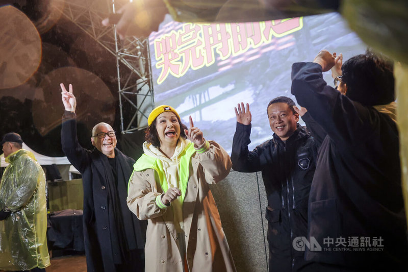 「在大安森林公園一邊哭一邊跨年」活動邁入第3年，導演蔡明亮（左2）與演員李康生（右2）、楊貴媚（中）12月31日晚間也到場與影迷一起倒數跨年，鼓勵大家「哭完再前進」。中央社記者裴禛攝　115年1月1日