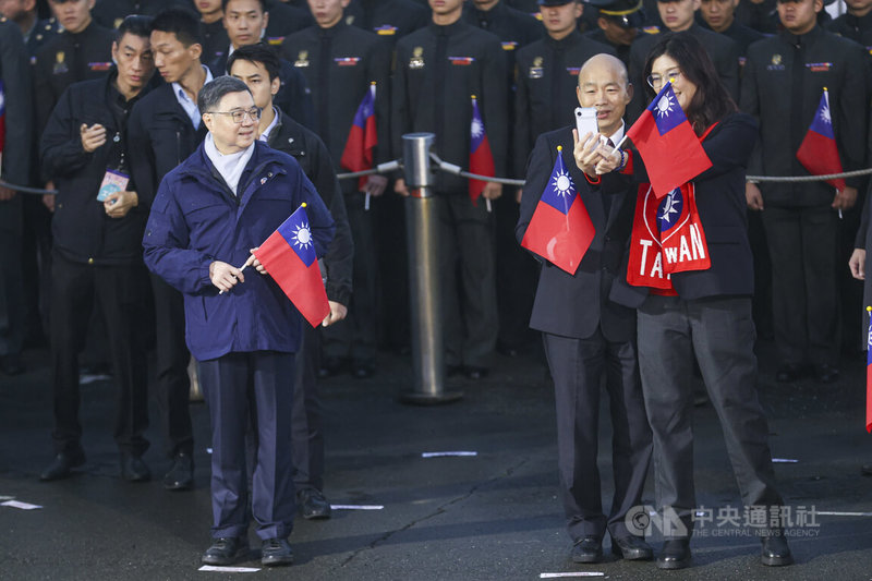 行政院長卓榮泰（前排左起）和立法院長韓國瑜、國民黨主席鄭麗文1日凌晨出席「115年元旦總統府升旗典禮」，韓國瑜與鄭麗文在會中拿起手機自拍。中央社記者鄭清元攝　115年1月1日