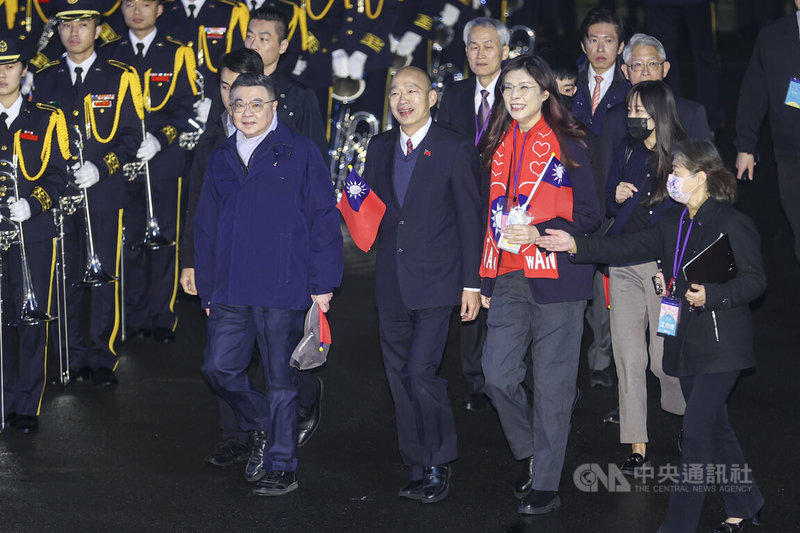 行政院長卓榮泰（前排左起）與立法院長韓國瑜、國民黨主席鄭麗文等人1日凌晨出席「115年元旦總統府升旗典禮」，3人一同步入會場準備參加典禮。中央社記者鄭清元攝　115年1月1日