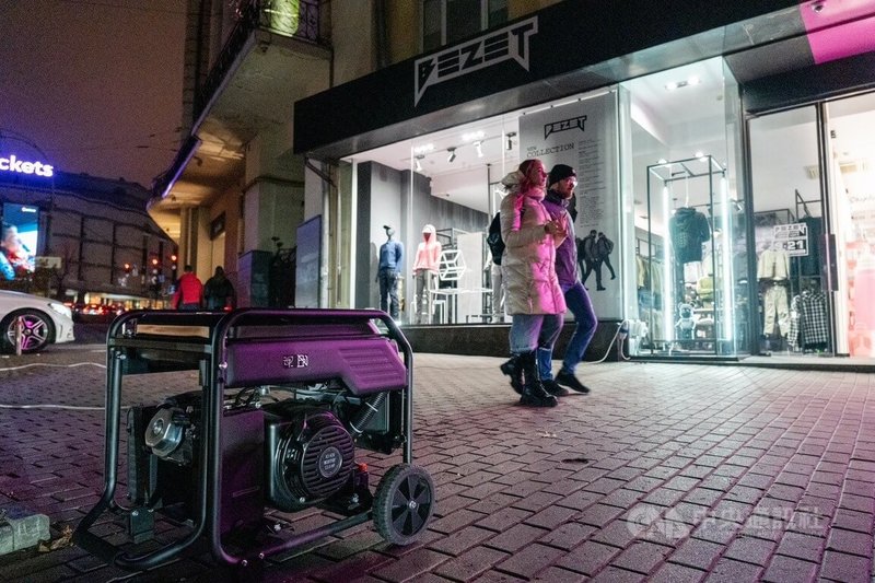 在俄羅斯持續空襲能源設施下,烏克蘭正處於限電狀態。不少商家另購發電機來維持營業。中央社記者陳彥婷基輔攝 115年1月1日