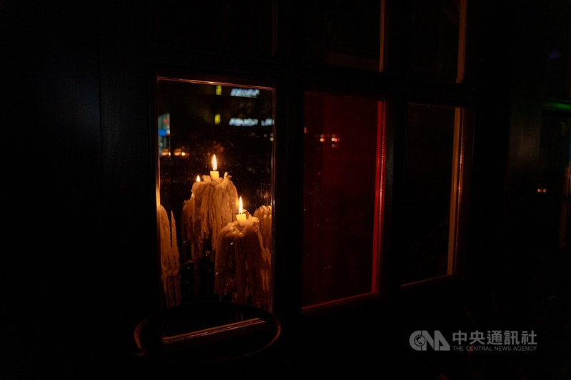 當世界多數城市在倒數聲與燈火中迎接新年，烏克蘭的夜晚卻一片昏暗。在俄羅斯持續空襲能源設施下，烏克蘭正處於限電狀態。有廳餐選擇用燭光照明。中央社記者陳彥婷基輔攝 115年1月1日