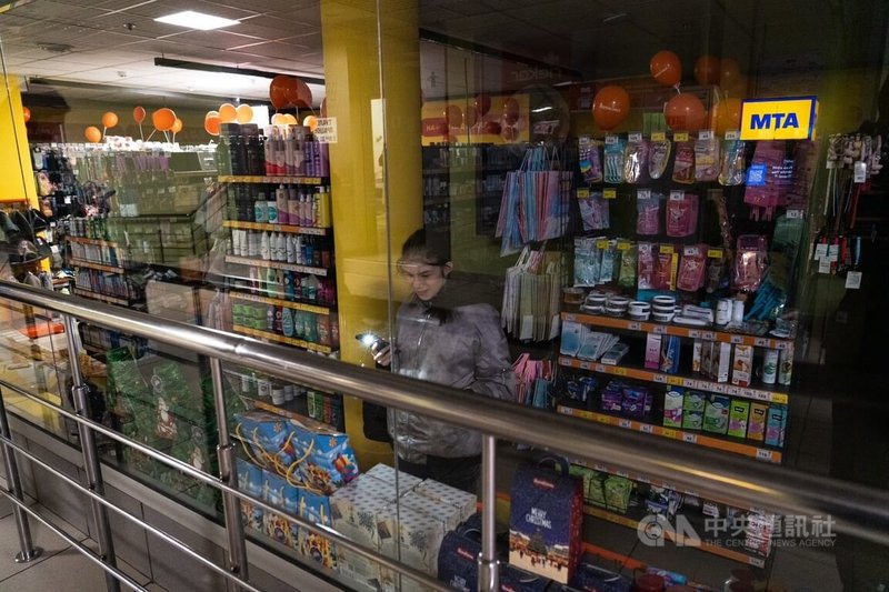 世界多地燈火中迎接新年,烏克蘭卻一片昏暗。在俄羅斯持續空襲能源設施下,烏克蘭正處於限電狀態。有市民在商店內需要用手機照明。中央社記者陳彥婷基輔攝 115年1月1日