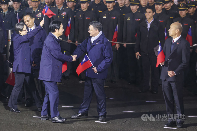 總統賴清德（前左2）與副總統蕭美琴（前左1）1日凌晨出席「115年元旦總統府升旗典禮」，會中和行政院長卓榮泰（前左3）、立法院長韓國瑜（前左4）等人握手致意。中央社記者鄭清元攝　115年1月1日