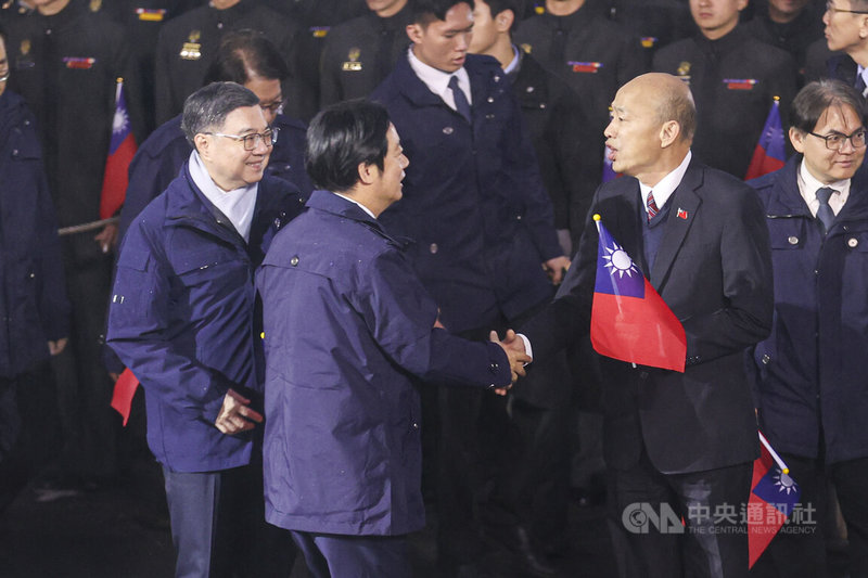 總統賴清德（前左2）1日凌晨出席「115年元旦總統府升旗典禮」，會中和行政院長卓榮泰（前左1）、立法院長韓國瑜（前左3）等人握手寒暄。中央社記者鄭清元攝　115年1月1日