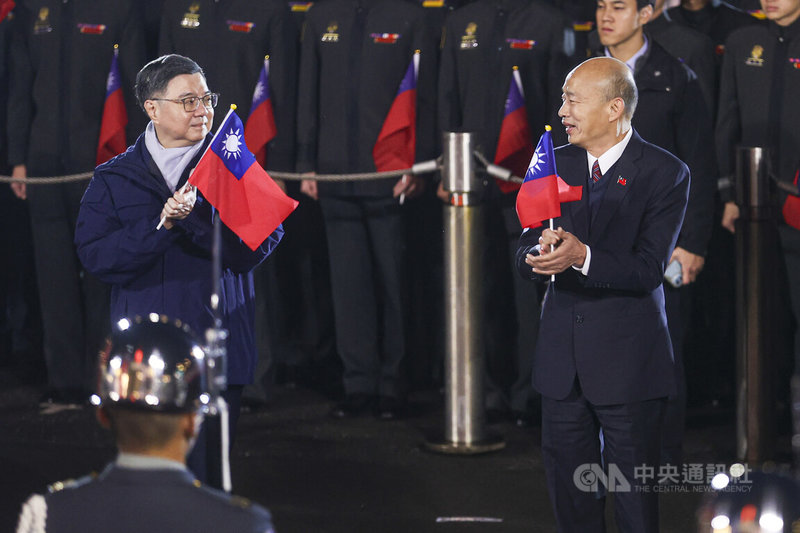 「115年元旦總統府升旗典禮」1日凌晨在總統府前盛大舉行，行政院長卓榮泰（左）與立法院長韓國瑜（右）一同出席，兩人手握國旗參加典禮。中央社記者鄭清元攝　115年1月1日