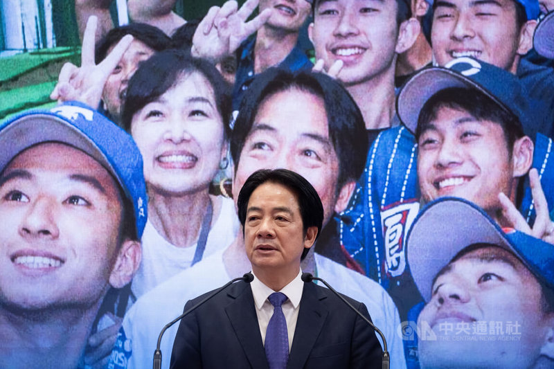 總統賴清德1日於元旦升旗典禮後在總統府大禮堂發表「2026新年談話」，並強調政府將持續與人民並肩，凝聚社會力量、強化國家韌性，推動各項施政，讓國家大步向前。中央社記者趙世勳攝 115年1月1日