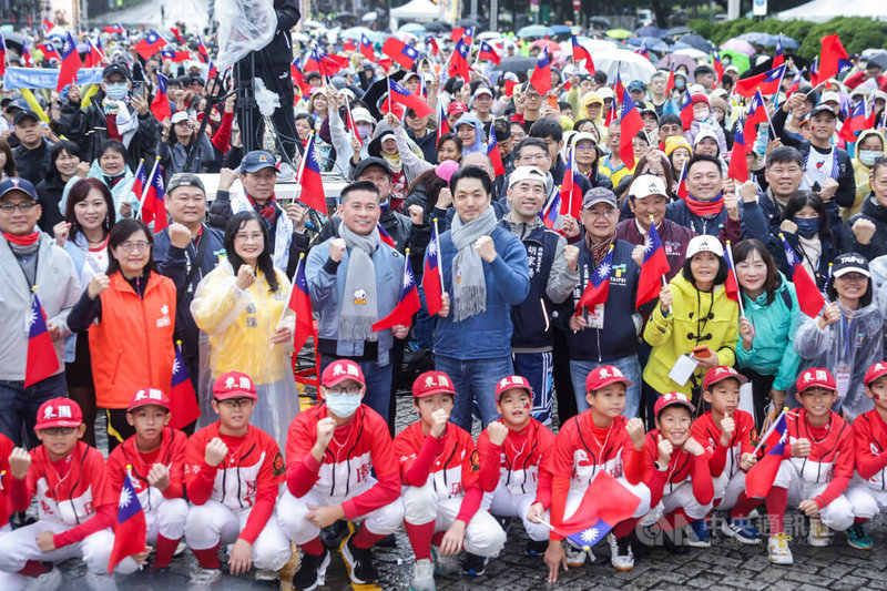 台北市政府1日上午在北市府前廣場舉辦「115年元旦升旗路跑」,台北市長蔣萬安(2排左5)與局處首長、市議員一同出席升旗典禮,和與會民眾一起合影留念。中央社 115年1月1日
