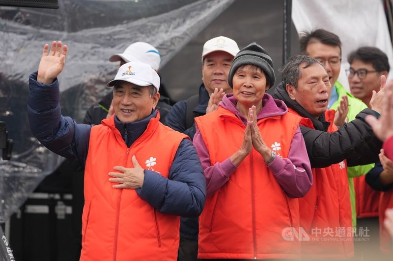2026元旦健走活動1日在台北花博公園圓山廣場舉行，活動創辦人、希望基金會董事長紀政（左2）與立法院前院長王金平（左）等人出席活動起跑儀式，向民眾致意。中央社記者徐肇昌攝 115年1月1日