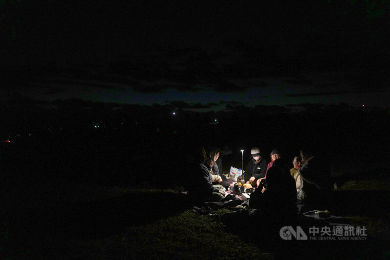 從屏東市前來的邱姓遊客，1日凌晨1時許即與教會友人出發前往龍磐公園，一群人在草地愜意野餐等待元旦曙光。中央社記者黃郁菁攝　115年1月1日