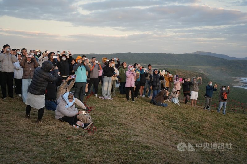 迎接2026年曙光，熱門景點墾丁龍磐公園，跨年夜後人潮陸續湧入，近千人在落山風吹拂下，面朝巴士海峽等待日出。中央社記者黃郁菁攝　115年1月1日