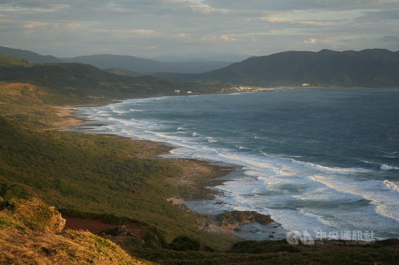 墾丁龍磐公園長年為熱門迎曙光景點。2026年首日好天氣，優美景色讓許多遊客心滿意足。中央社記者黃郁菁攝　115年1月1日