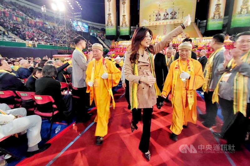 國民黨主席鄭麗文（前中）1日出席在桃園市龜山區舉辦的2026中華民族聯合祭祖大典，她頻頻向現場與會民眾揮手致意，支持者也熱情相迎。中央社記者吳睿騏桃園攝　115年1月1日