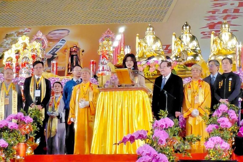 國民黨主席鄭麗文（右5）1日到桃園出席2026中華民族聯合祭祖大典時致詞表示，必須攜手共創台海兩岸的和平，在和平基礎上進行和解、合作，共同為兩岸、為全世界的中華兒女，也為全人類奉獻智慧與努力。中央社記者吳睿騏桃園攝　115年1月1日