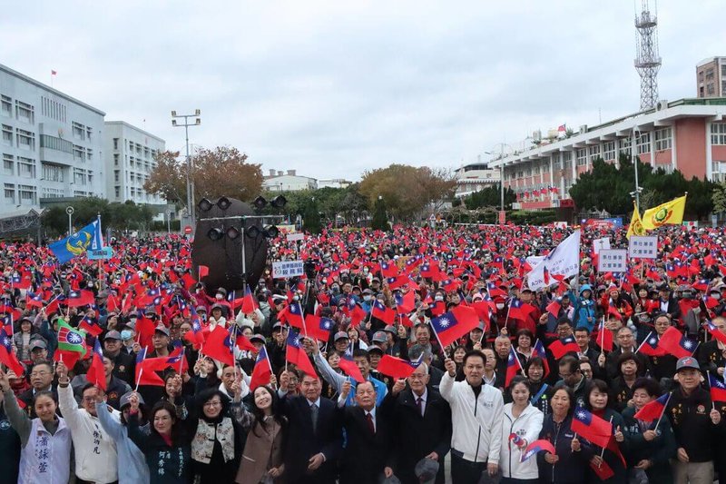 苗栗縣政府1日在府前廣場舉辦「115年元旦升旗典禮」，吸引來自18鄉鎮市上千民眾共同參與，縣長鍾東錦特別表示，新的一年希望中央能夠朝野和解，讓所有政策「定調」，地方政府行政才能更加順暢。（苗栗縣政府提供）中央社記者管瑞平傳真　115年1月1日