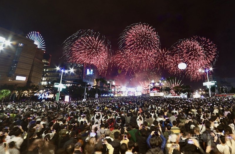 「2026雄嗨趴」高雄跨年晚會115年1月1日在時代大道舉行，凌晨時分施放跨年煙火，打造絢麗視覺盛宴。中央社記者董俊志攝 115年1月1日
