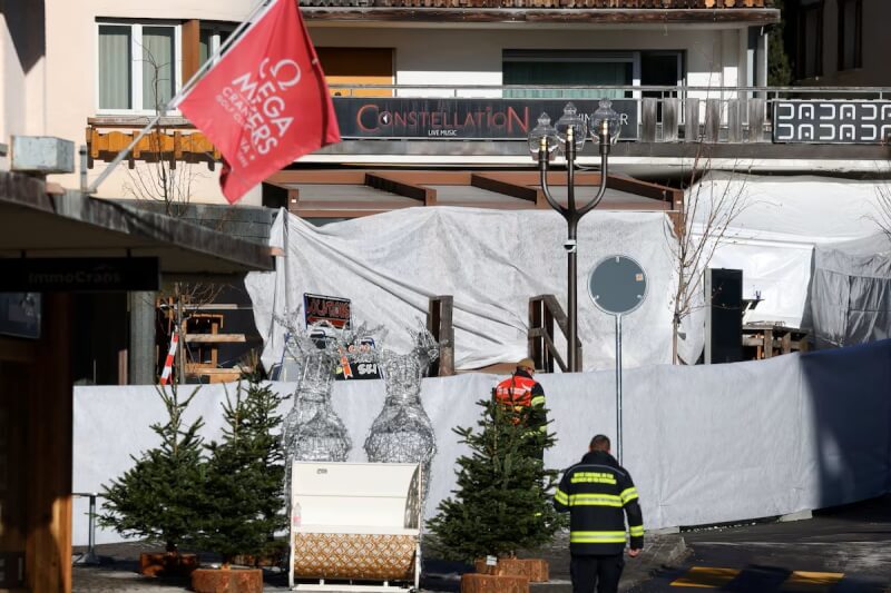 瑞士滑雪勝地克蘭蒙丹納酒吧跨年派對1日發生火災，疑似生日蠟燭或煙火點燃天花板而引發，這起意外已造成數十人喪生、100人受傷，多數傷者情況嚴重。圖為酒吧外救援人員。（路透社）