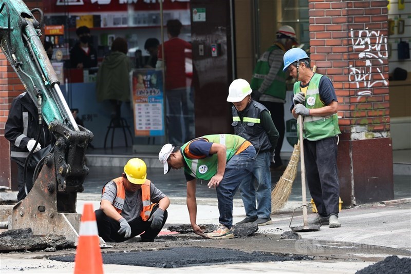 圖為台北市中正區作業中的勞工。（中央社檔案照片）