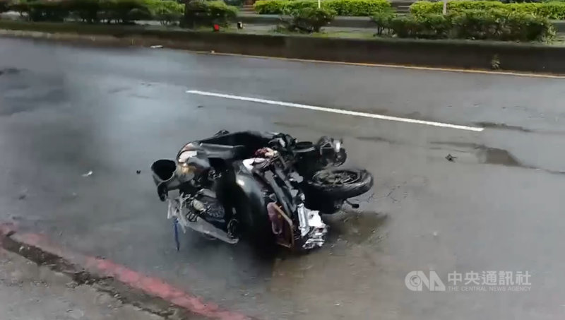 毛姓清潔員1日清晨在新北淡水騎機車上班途中，停等紅燈時遭轎車從後方追撞不治。（翻攝畫面）中央社記者曹亞沿傳真 115年1月1日