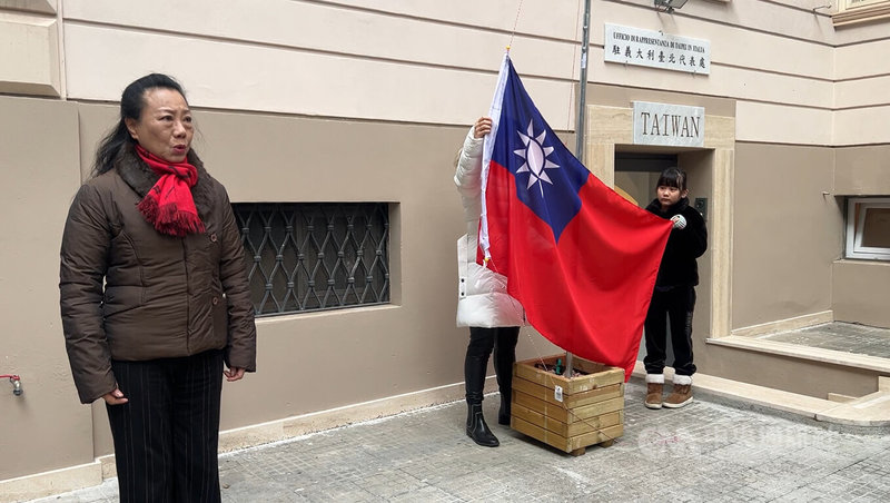 旅義聲樂家呂怡惠(左)在駐義代表處元旦升旗儀式領唱國旗歌與國歌。中央社記者黃雅詩羅馬攝 115年1月1日