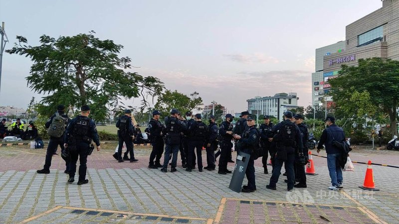 跨年夜慶祝活動聚人潮，有鑑於日前台北隨機攻擊事件，高雄市警局12月31日跨年夜特別出動霹靂小組，全副武裝強化維安、應變突發狀況。中央社記者洪學廣攝　115年1月1日