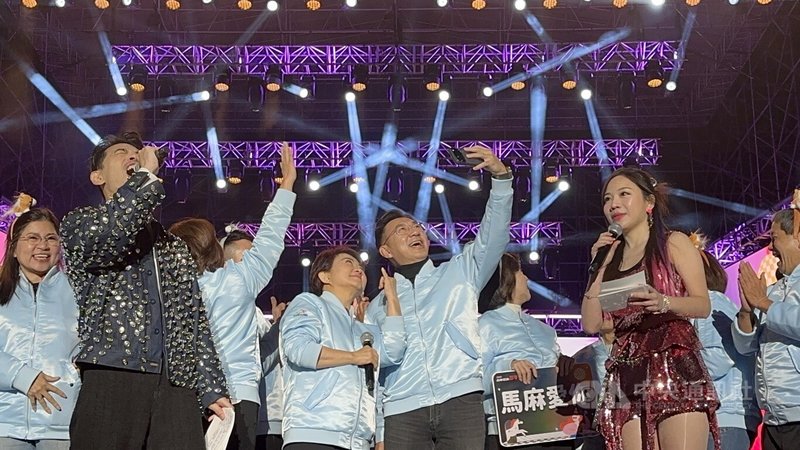 台中市跨年晚會114年12月31日在水湳中央公園登場。台中市長盧秀燕（右3）與立法院副院長江啟臣（右2）倒數後自拍。中央社記者趙麗妍攝　115年1月1日