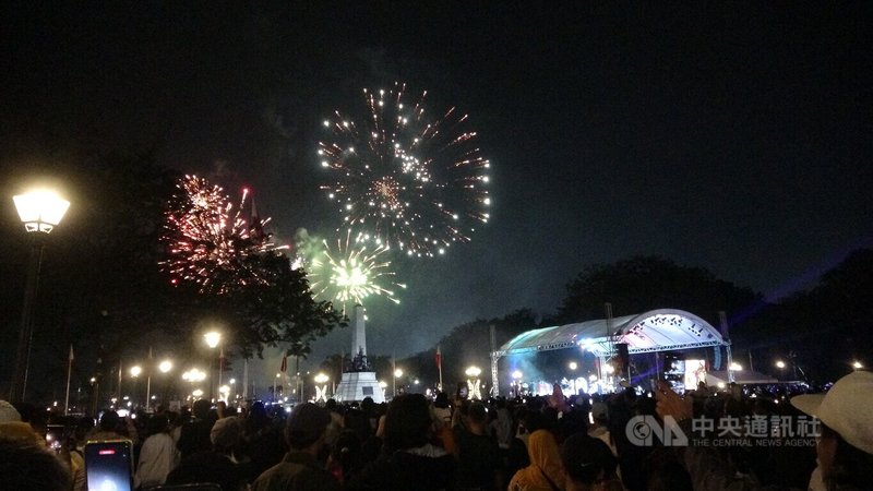 數以萬計的民眾於12月31日晚間湧進馬尼拉市地標黎薩公園，看煙火跨年。中央社記者林行健馬尼拉攝 115年1月1日