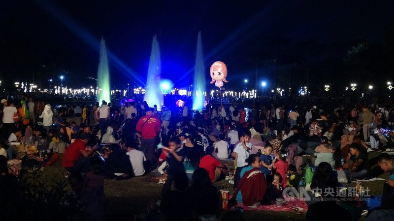 菲律賓人重視親情,許多家庭於12月31日晚間在馬尼拉市地標黎薩公園席地而坐,利用跨年的機會聯繫感情。中央社記者林行健馬尼拉攝 115年1月1日