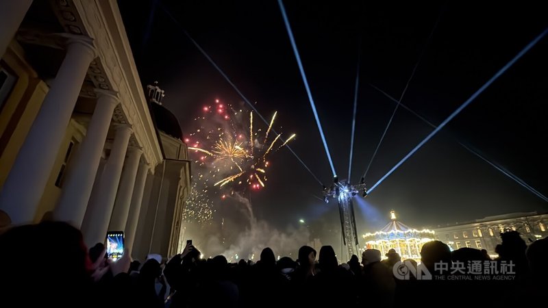 儘管維爾紐斯市政府未安排煙火施放,仍能在活動周邊見到許多民眾自行燃放煙火,為寒冷的夜空添上不同的光影。中央社記者游堯茹維爾紐斯攝 115年1月1日