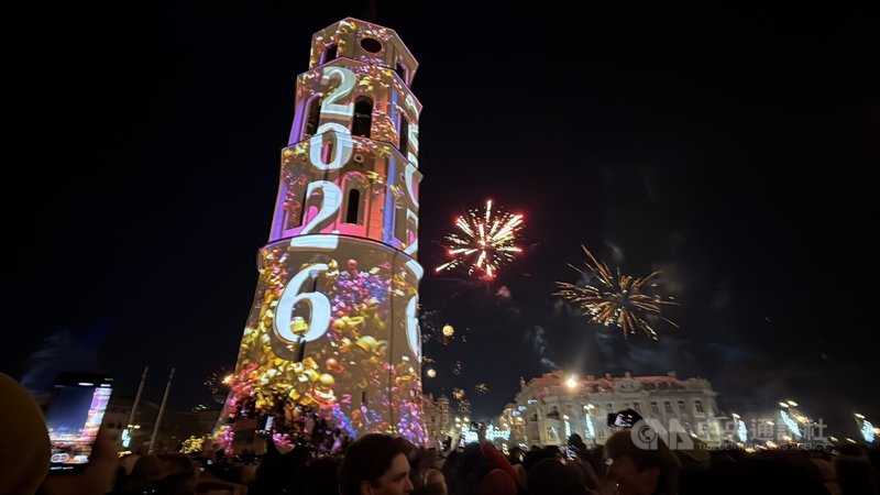 倒數時刻結束後,維爾紐斯大教堂前鐘塔亮起巨大的「2026」字樣,象徵新年正式來臨。中央社記者游堯茹維爾紐斯攝 115年1月1日