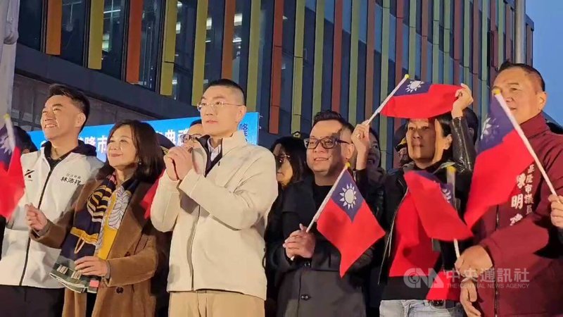 基隆市元旦升旗典禮1日清晨在轉運站大頂棚舉行，基隆市長謝國樑（左3）、基隆市議會議長童子瑋（左4）等人出席典禮。中央社記者王朝鈺攝 115年1月1日