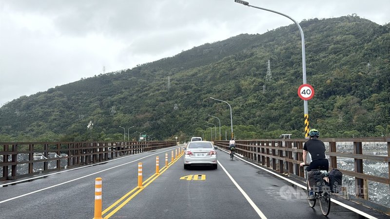 台9線馬太鞍溪鋼便橋1日上午10時起通車，設有雙向各1快車道及慢車道，速限40公里。中央社記者張祈攝 115年1月1日