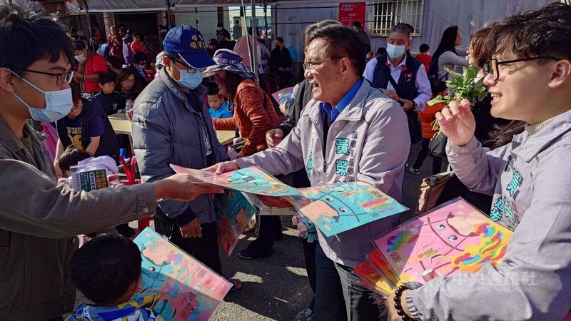 嘉義縣太保市公所元旦在新埤里辦「拔蘿蔔、迎新春」食農教育活動,嘉義縣議員黃榮利(中)到場發送馬年小提燈。中央社記者蔡智明攝 115年1月1日