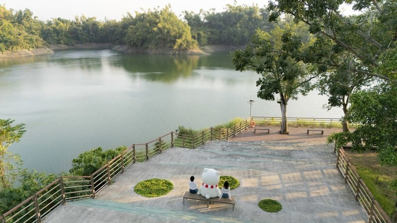 嘉義市政府在蘭潭姊妹亭設全新大型裝置藝術「大白熊」，可愛療癒造型搭配湖光山色，成為新亮點。（嘉義市政府提供）中央社記者蔡智明傳真 115年1月1日