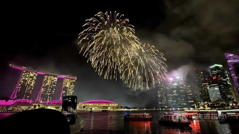 迎接2026年，新加坡跨年夜這天，濱海灣跨年煙火秀向來是最受矚目的倒數活動之一，當濱海灣上空綻放出大型煙火，整個夜空都被點亮了。中央社記者吳昇鴻新加坡攝 115年1月1日