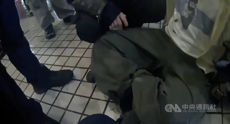 北市員警在跨年夜遭酒醉的19歲葉姓男子（右）咆哮辱罵，他還出腳踹警、打巴掌，遭支援警力壓制、逮捕送辦。（翻攝照片）中央社記者黃麗芸傳真 115年1月1日