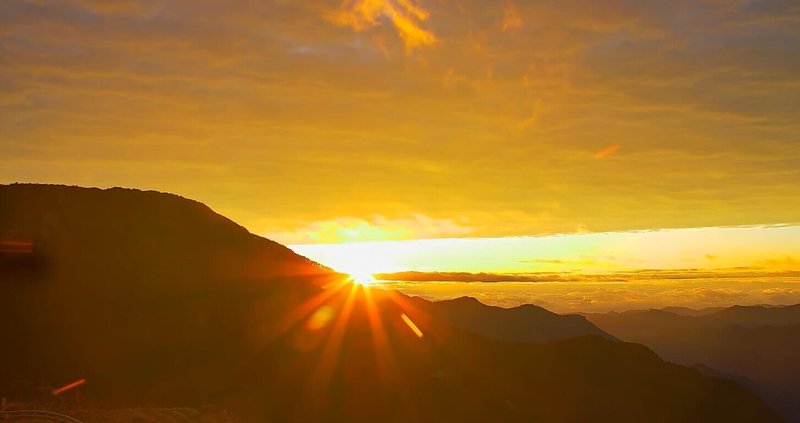 2026年元旦，台東海岸線曙光未露臉，但在南橫公路埡口出現日出美景。（台東縣政府提供）中央社記者盧太城傳真 115年1月1日