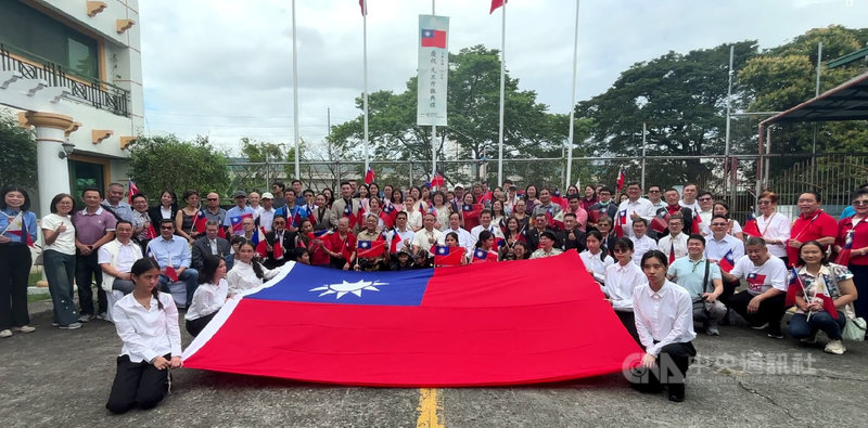 旅菲南線台商會1日主辦115年元旦升旗典禮，駐菲代表處全體館員出席，與台商、僑界人士合影。中央社記者林行健卡摩那市攝　115年1月1日