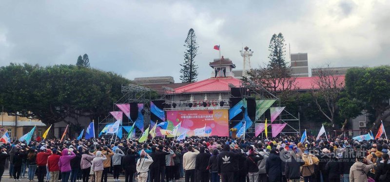 澎湖各界慶祝民國115年元旦升旗典禮暨慢跑活動1日在澎湖縣政府前廣場舉行，澎湖縣長陳光復率縣府團隊參加，氣氛熱絡。中央社 115年1月1日