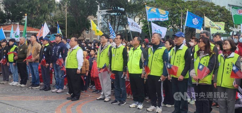 澎湖各界慶祝民國115年元旦升旗典禮暨慢跑活動1日在澎湖縣政府前廣場舉行，澎湖縣長陳光復（右8）表示，未來會持續推動全齡層社會福利，守護澎湖幸福。中央社 115年1月1日