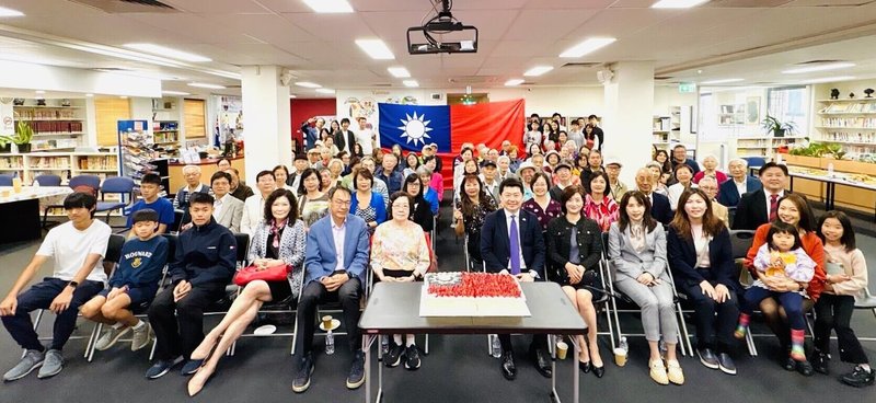 雪梨115年元旦茶會；全體出席僑胞分享元旦國旗蛋糕，以及與中華民國國旗合照。（駐雪梨辦事處提供）中央社記者丘德真雪梨傳真　115年1月1日