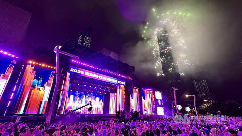 「台北最High新年城–2026跨年晚會」12月31日晚間在北市府前廣場展開，陪伴民眾一同邁向新年第一天。倒數結束後，與會眾人一同於1日凌晨零時見證台北101的璀璨煙火秀，也正式跨入2026年。中央社記者張皓安攝　115年1月1日