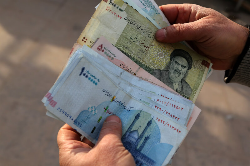 伊朗近日因貨幣大幅貶值而發起抗議，示威由德黑蘭部分商家業者擴散至學生、工人及全國各地的社會不同群體。圖為伊朗幣紙鈔。（安納杜魯新聞社）