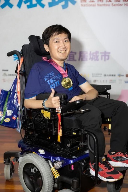 八里愛心教養院生張孜維(圖)自幼罹患肌肉萎縮症,但他不僅完成大學學業,目前正就讀國立體育大學體育研究所博士班,還多次代表台灣參加亞洲及世界帕運地板滾球賽事,為台灣爭光,榮獲全國身心障礙楷模「金鷹獎」肯定。(新北市社會局提供)中央社記者黃旭昇傳真 115年1月1日