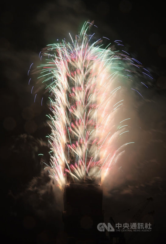 台北101煙火秀以明亮多彩的效果照亮冬日夜空。中央社記者張新偉攝　115年1月1日