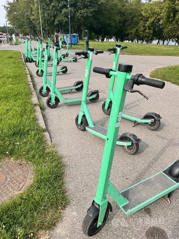 立陶宛近年電動滑板車事故頻傳，今年開始新法規要求所有年齡騎士須配戴安全帽，避免嚴重傷害。圖為立陶宛主要租賃業者Bolt所提供的共享電動滑板車。中央社記者游堯茹維爾紐斯攝　115年1月1日