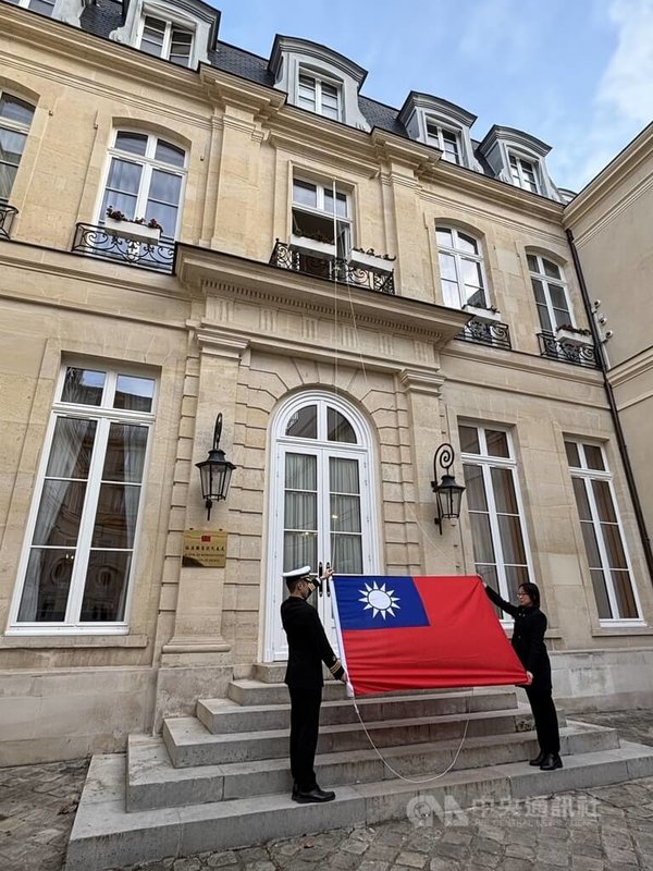 駐法國台北代表處1日舉行元旦升旗典禮，駐外人員、僑胞、學生等約百人到場。中央社記者曾依璇巴黎攝　115年1月1日