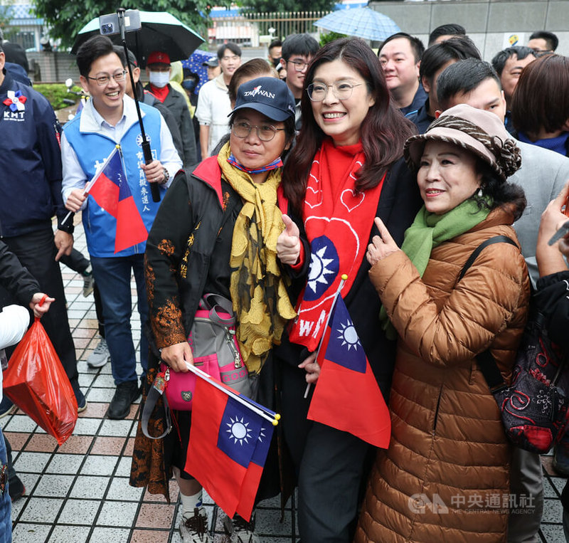 國民黨主席鄭麗文（前右2）1日在國民黨中央黨部出席115年元旦升旗典禮，和與會民眾合影。中央社記者謝佳璋攝 115年1月1日