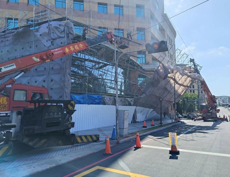台中榮總第二醫療大樓改善工程施工架及圍籬意外倒塌，初判為1日瞬間強風造成，所幸並未傳出人員傷亡，目前現場已被勒令停工。（台中市政府提供）中央社記者郝雪卿傳真  115年1月1日