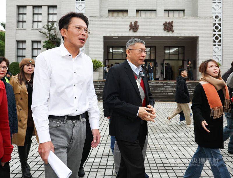 前民眾黨主席柯文哲(前左2)2日現身立法院,由現任黨主席黃國昌(前左)等人陪同,準備前往國民黨立法院黨團拜會。中央社記者謝佳璋攝 115年1月2日